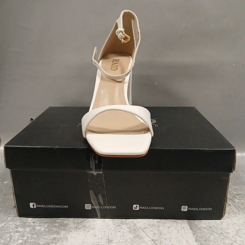 BOXED PAIR OF RAID NIYA OPEN TOE BLOCK HEEL SANDALS IN WHITE SIZE UK 6