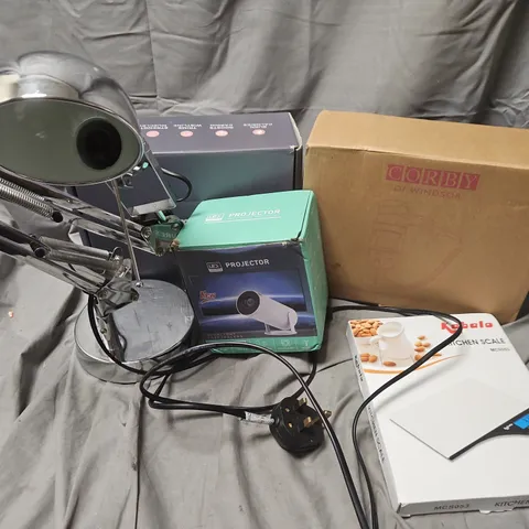 APPROXIMATELY 12 ASSORTED ELECTRICALS TO INCLUDE KABOLO KITCHEN SCALE, PROJECTOR, DESK LAMP, ETC - COLLECTION ONLY