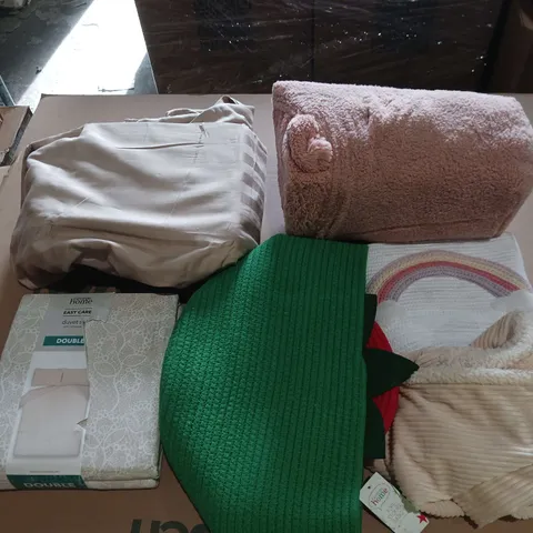 BOX OF APPROXIMATELY 12 ASSORTED HOUSEHOLD AND BEDDING ITEMS TO INCLUDE -DUVET SET, BATHMAT, AND STORAGE BASKETS ETC.