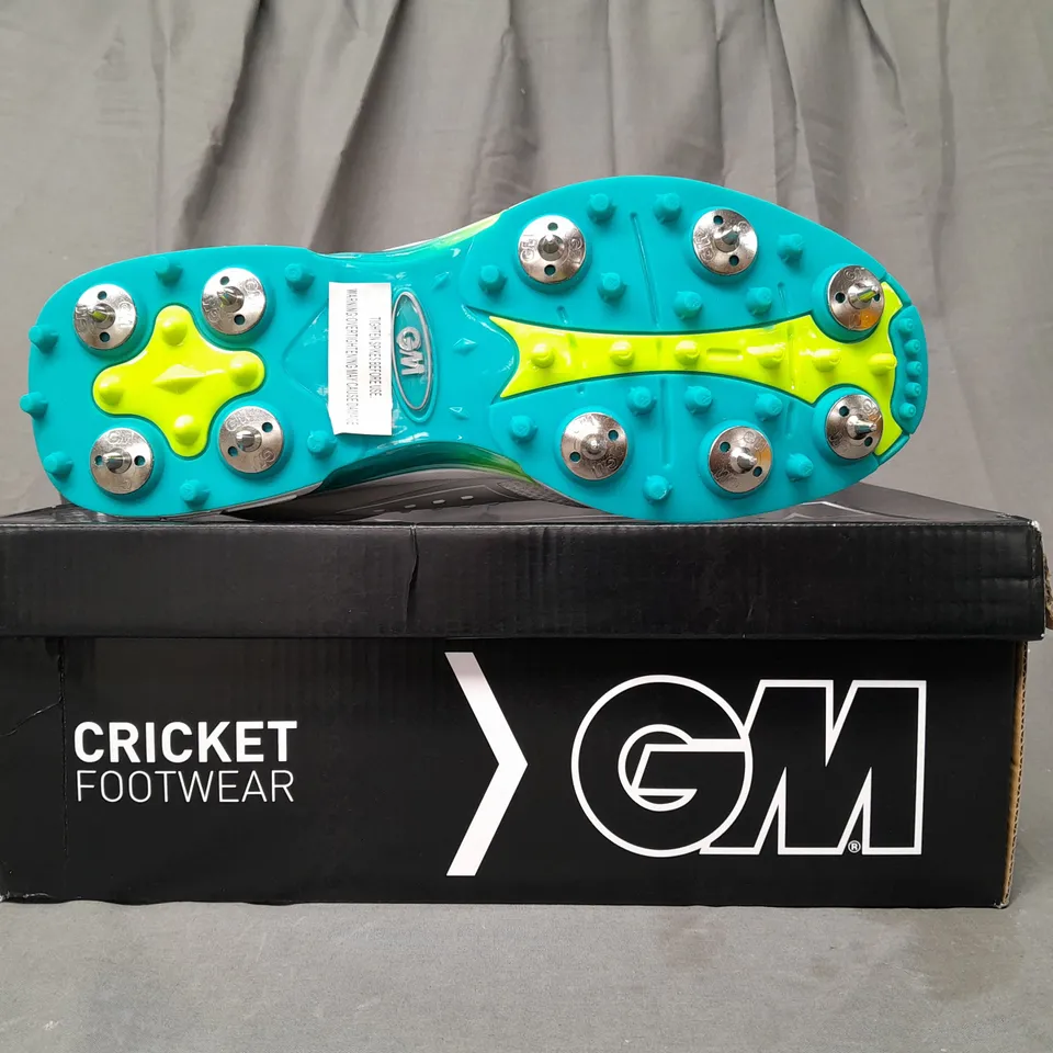 BOXED PAIR OF GM AION SPIKE CRICKET SHOES IN WHITE/BLUE/LIME UK SIZE 10