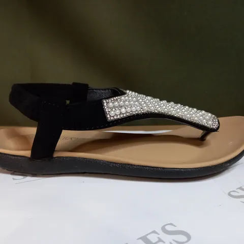 KASARA FAUX PEARL DETAIL THONG SANDAL - SIZE 5