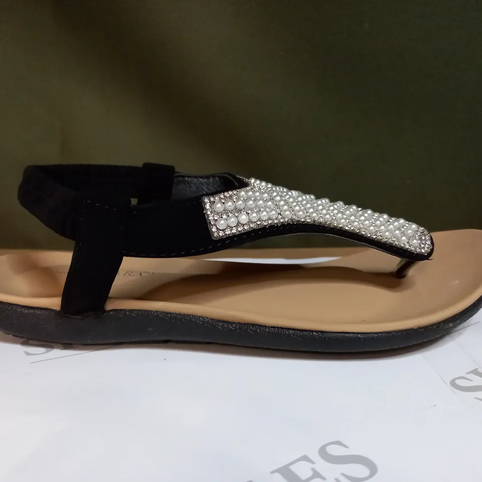 KASARA FAUX PEARL DETAIL THONG SANDAL - SIZE 5