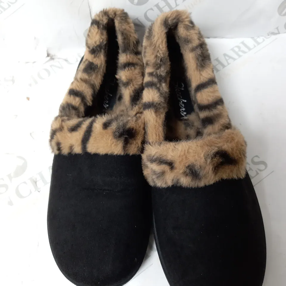 BOXED PAIR OF SKETCHERS FUR LINED LEOPARD SLIPPERS IN BLACK SIZE 4