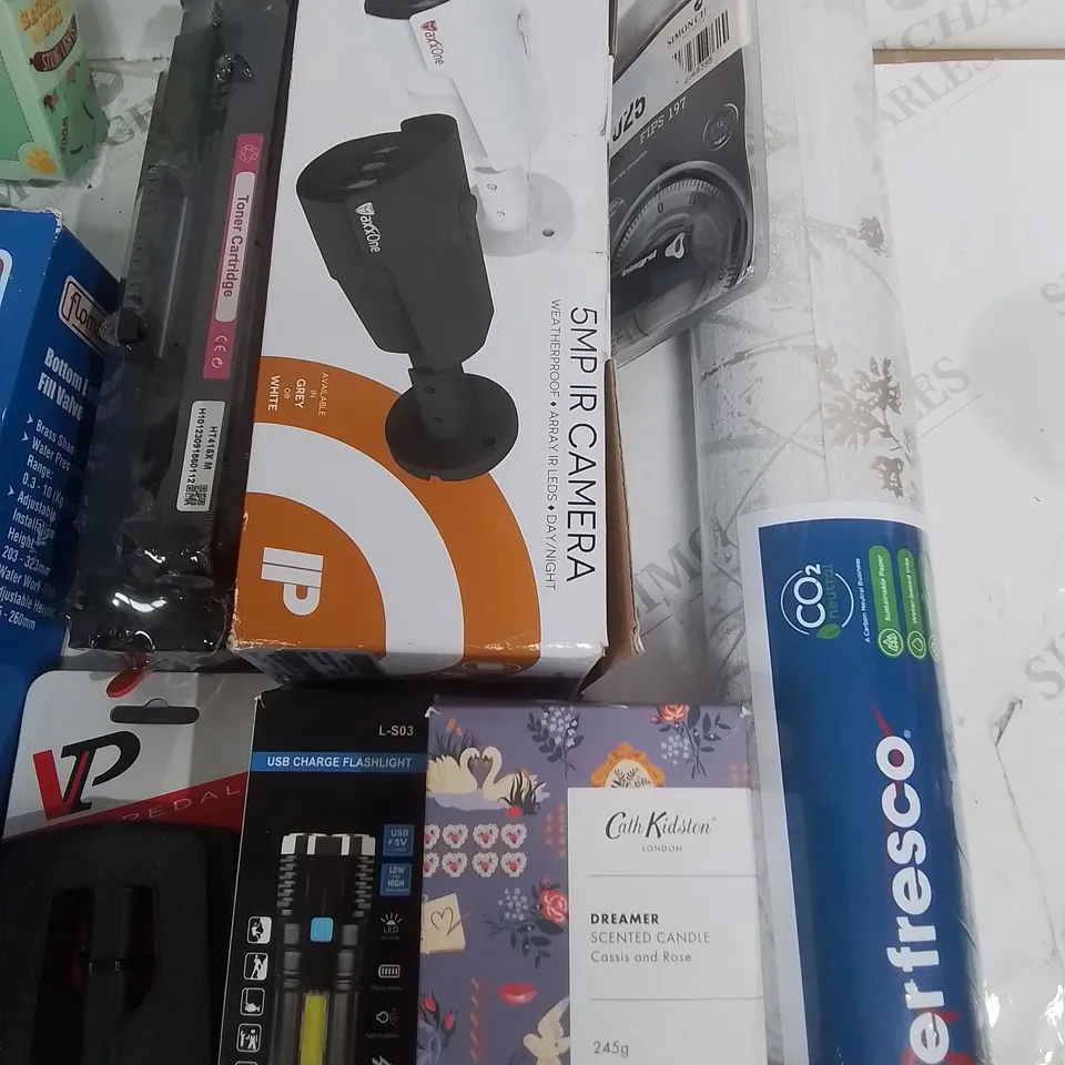 LOT OF ASSORTED HOUSEHOLD ITEMS TO INCLUDE 5MP IR CAMERA, BICYCLE PEDALS, MORRIS & CO UMBRELLA AND CATH BIDSTON SCENTED CANDLE