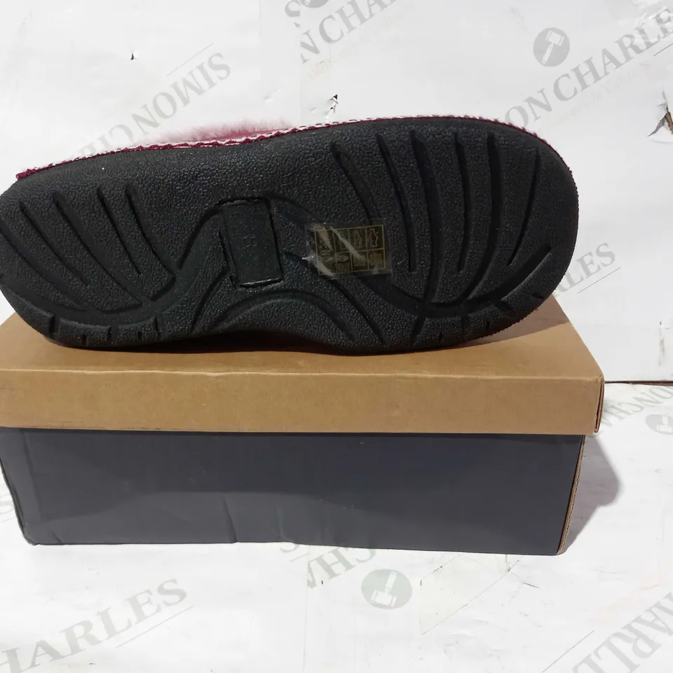 BOXED PAIR OF SLEEP BOUTIQUE FUR LINED SLIPPERS IN WINE RED UK SIZE 8