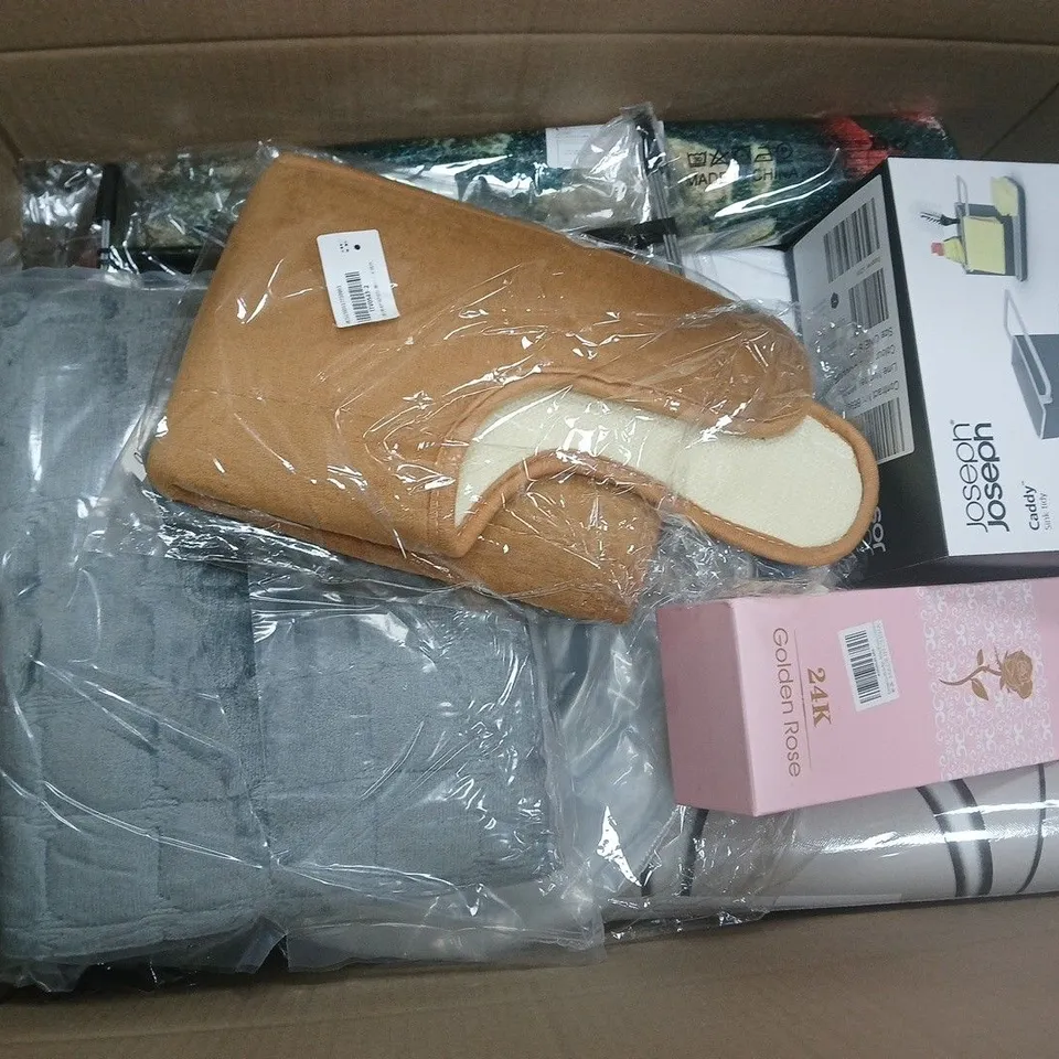 APPROXIMATELY 15 ASSORTED HOUSEHOLD PRODUCTS TO INCLUDE JOSEPH JOSEPH CADDY, GREY THROW, WALLPAPER, ETC - COLLECTION ONLY