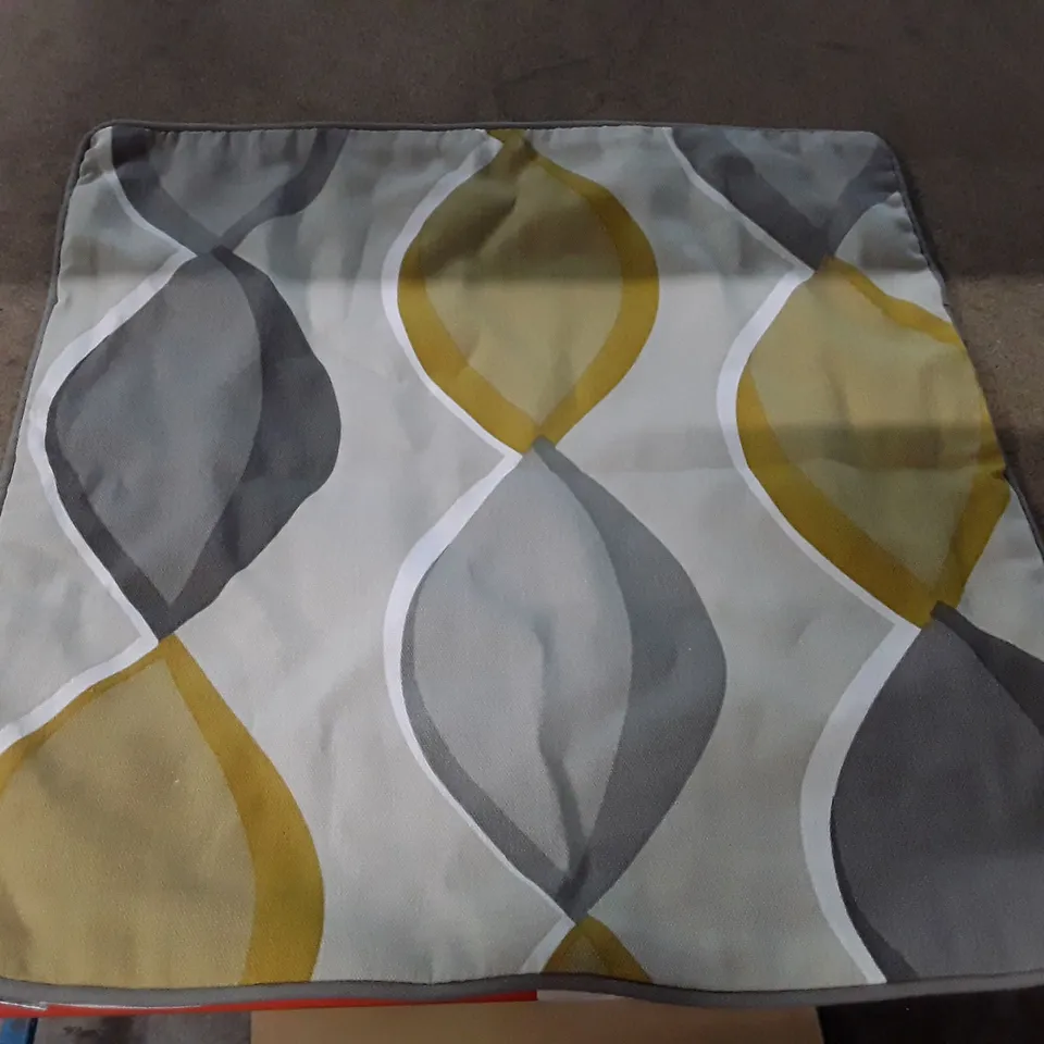 GEOMETRIC SQUARE SCATTER CUSHION