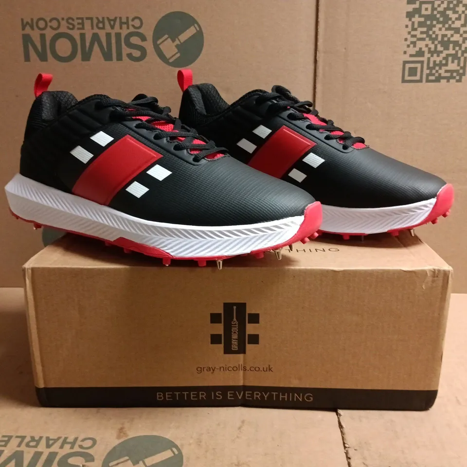 BOXED PAIR OF GRAY-NICOLLS PLAYERS3.0 SPIKE CRICKET TRAINERS IN BLACK/RED/WHITE SIZE UK 9.5
