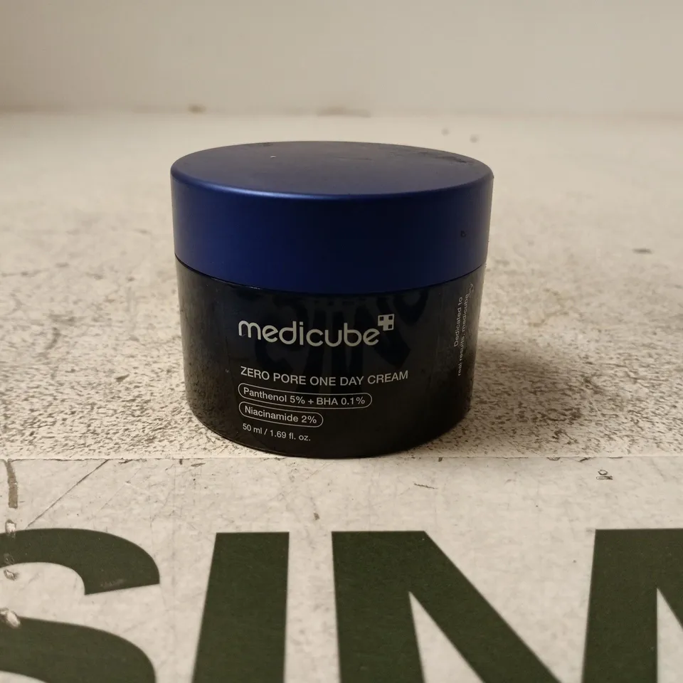MEDICUBE ZERO PORE ONE DAY CREAM (50 ML) – BLUE LID