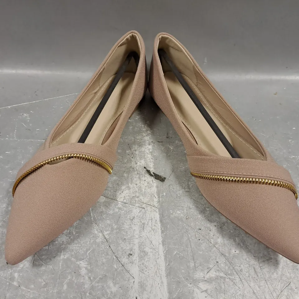 BOXED PAIR OF UNBRANDED WOMEN'S SHOES IN NUDE W. ZIP DETAIL EU SIZE 38