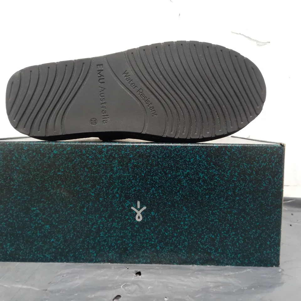 BOXED PAIR OF EMU AUSTRALIA SHOES IN GLOSSY BLACK SIZE 7