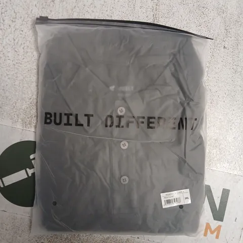BAGGED BUILT DIFFERENT POLO T-SHIRT IN CARBON SIZE 2XL