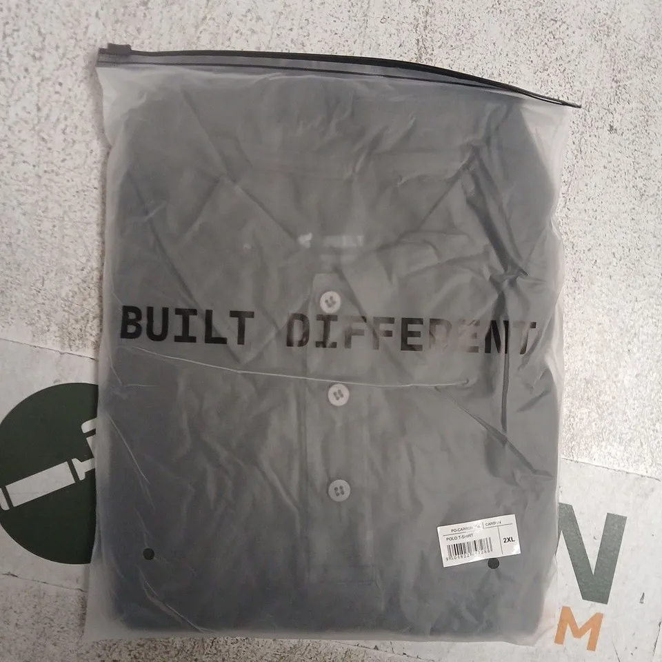 BAGGED BUILT DIFFERENT POLO T-SHIRT IN CARBON SIZE 2XL