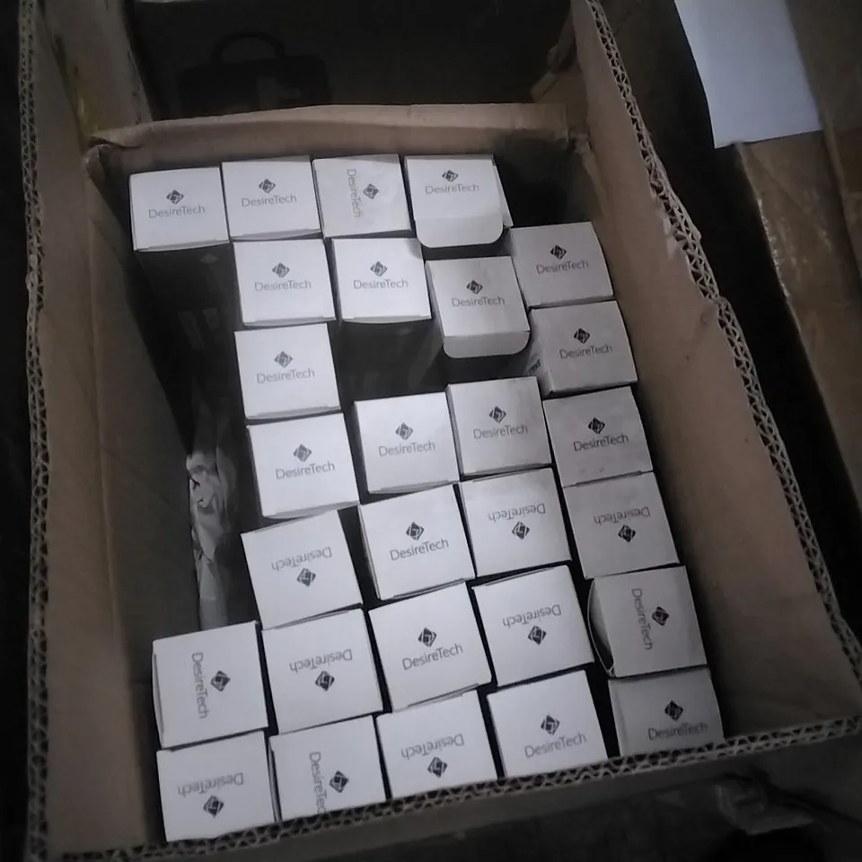 BOX CONTAINING APPROXIMATELY 28 DESIRETECH NON-SLIP DESK MAT - IVORY & SILVER