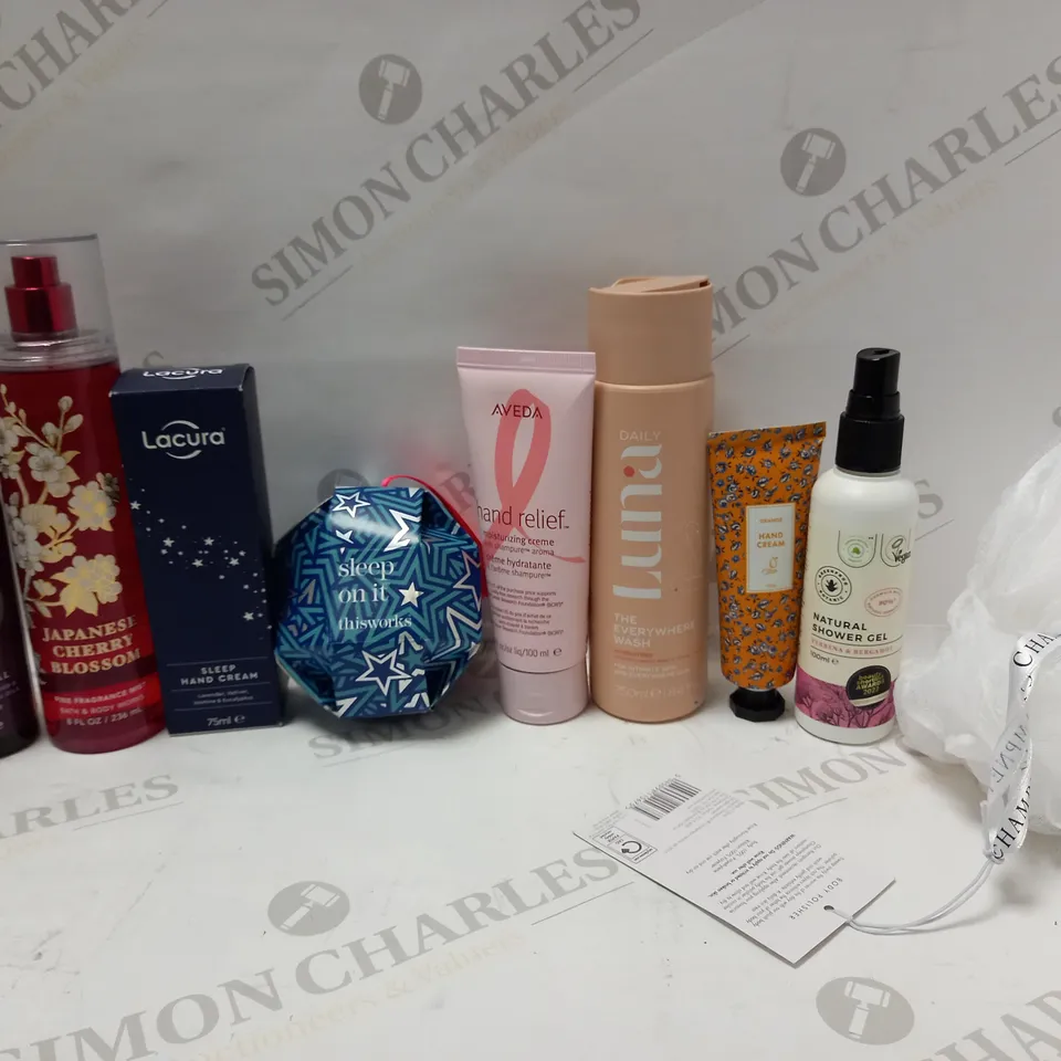 LOT OF APPROX 10 ASSORTED BEAUTY PRODUCTS TO INCLUDE MEON HAND BALM, JAPANESE CHEERY BLOSSOM FRGRANCE MIST, LUNA DAILY HYDRATING WASH, ETC 