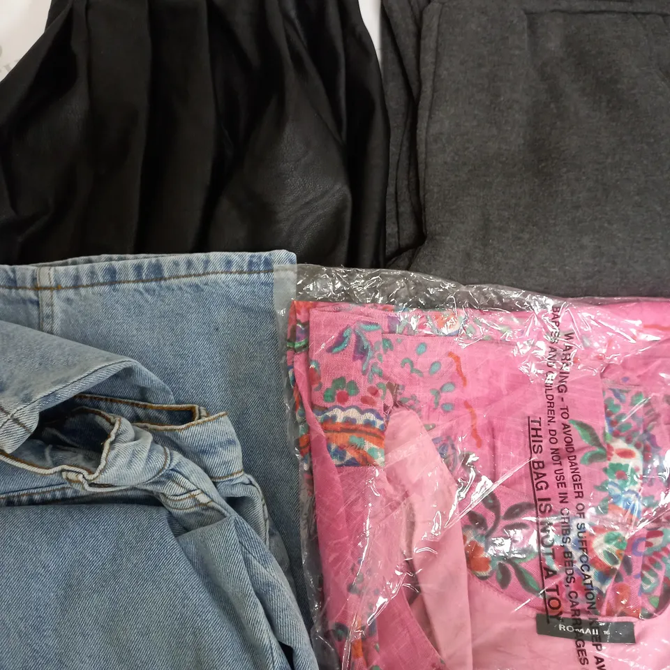 BOX OF APPROXIMATELY 25 ASSORTED CLOTHING ITEMS TO INCUDE -LEGGINGS , DRESS , JEANS ETC