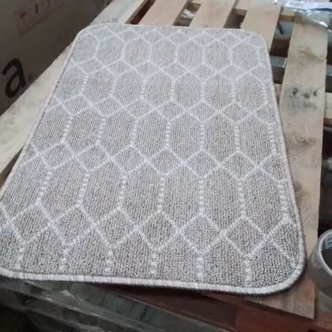 QUALITY DESIGNER AREA RUG - APPROXIMATELY 75X50CM