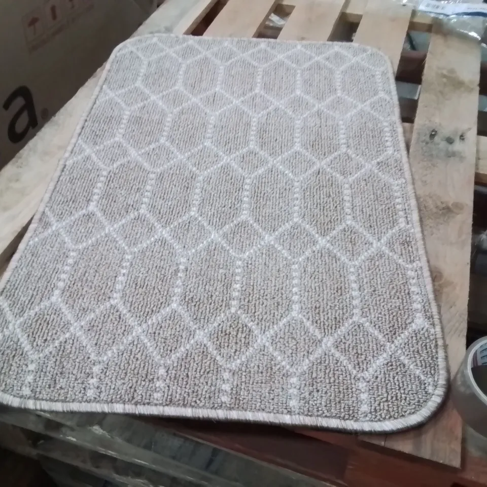 QUALITY DESIGNER AREA RUG - APPROXIMATELY 75X50CM