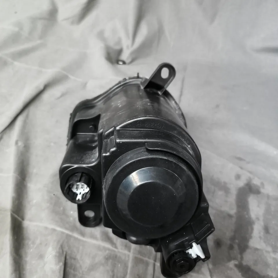 CAR HEADLIGHT ASSEMBLY – CAR UNKNOWN