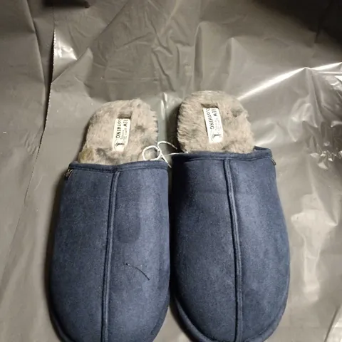 CREW CLOTHING BLUE DENIM-STYLE SLIPPERS WITH GREY FAUX-FUR LINING – SIZE L