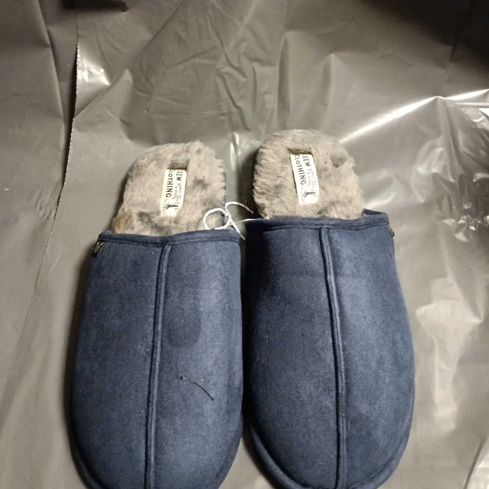CREW CLOTHING BLUE DENIM-STYLE SLIPPERS WITH GREY FAUX-FUR LINING – SIZE L