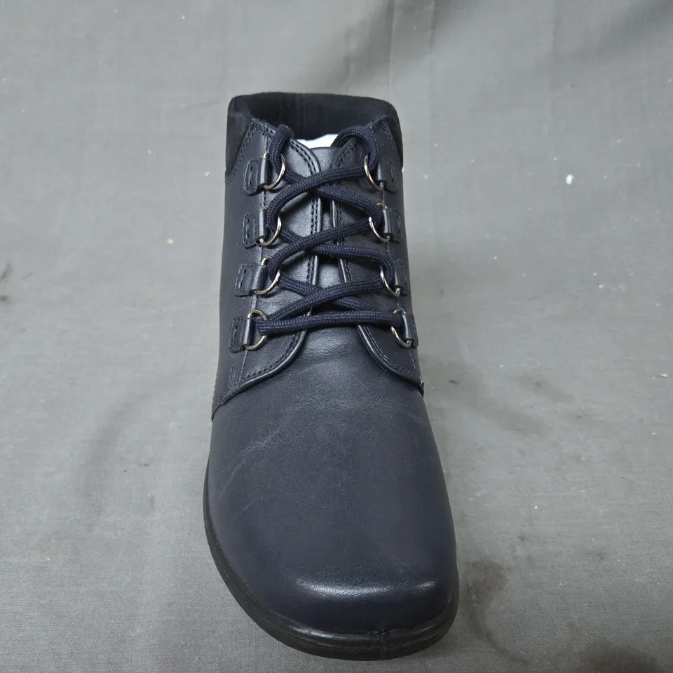 BOXED PAIR OF PADDERS JOURNEY SHOES IN NAVY SIZE 7