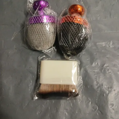 APPROXIMATELY 20 SELF-TANNING/MAKEUP BODY BRUSHES