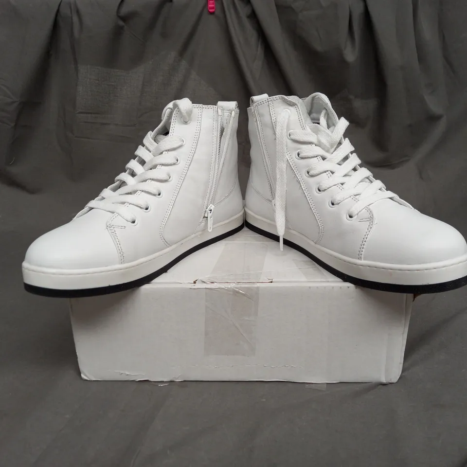 ADESSO LEATHER HIGH TOP TRAINER IN WHITE SIZE 7