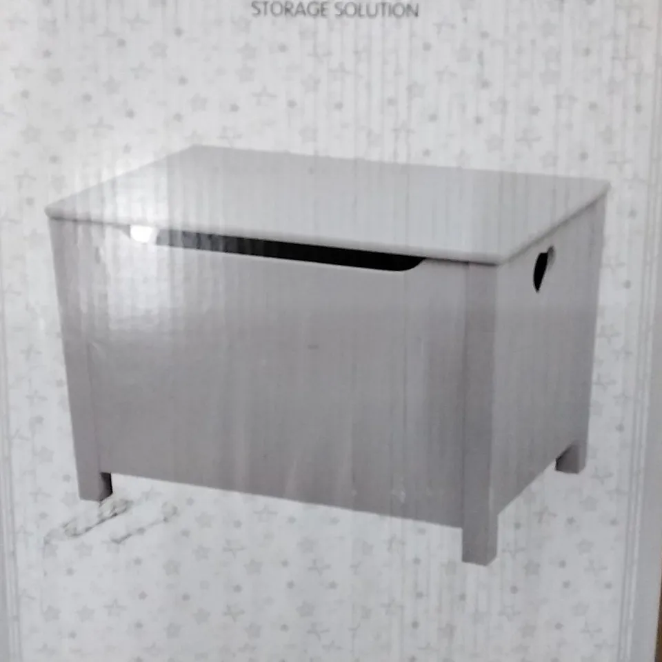 BOXED KIDS TOY CHEST WITH HEART CUTOUT WHITE