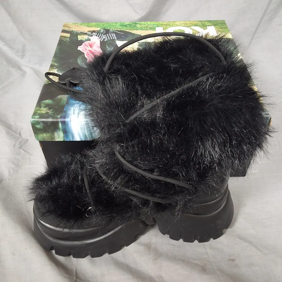 BOXED KOI MIDNIGHT SASQUATCH FLUFFY SNOW BOOTS IN BLACK - UK 6