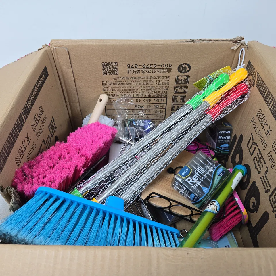 BOX OF APPROXIMATELY 15 ASSORTED ITEMS TO INCLUDE WHITE BOARD MARKER REFILLS, WATER SHOOTER TOY, BRUSH HEAD ATTACHMENTS, BEACH TOYS ETC