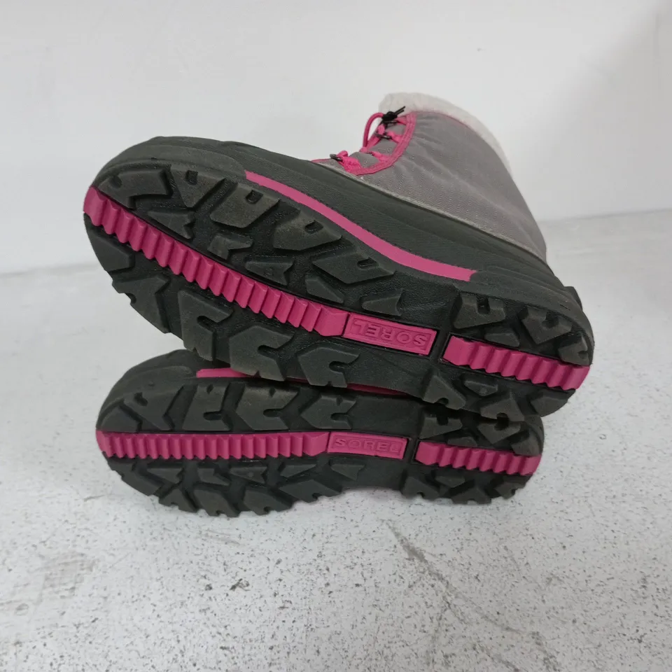 BOXED PAIR OF SOREL YOUTH CUMBERLAND 2 BOOTS IN LIGHT GREY/PINK - UK 5.5