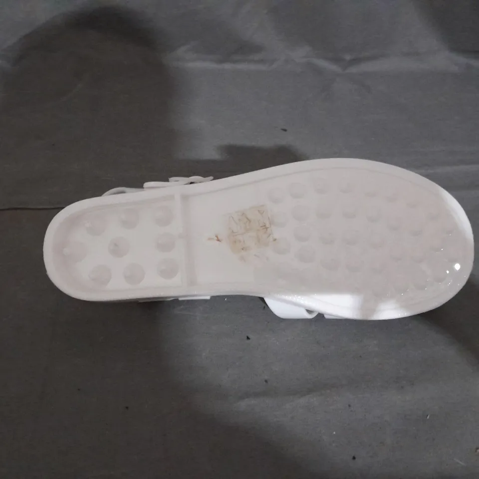 APPROXIMATELY 10 PAIRS OF LINZI FLAT JELLY SANDALS IN VARIOUS SIZES TO INCLUDE SIZE 5