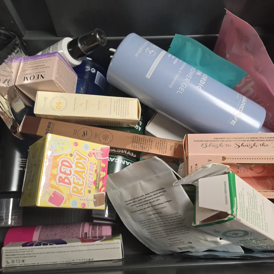 APPROXIMATELY 15 ASSORTED HEALTH & BEAUTY PRODUCTS TO INCLUDE MANCAVE SHOWER GEL, NEOM SLEEP WONDER BALM, PLOUISE BAD B*TCH ENERGY BED READY SLEEPING MASK, ETC - COLLECTION ONLY