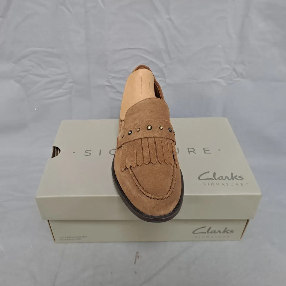 CLARKS HANA LOAFER WALNUT SUEDE – MEN'S SLIP-ON SHOES (UK 7 / EU 41, CLARKS SIGNATURE)