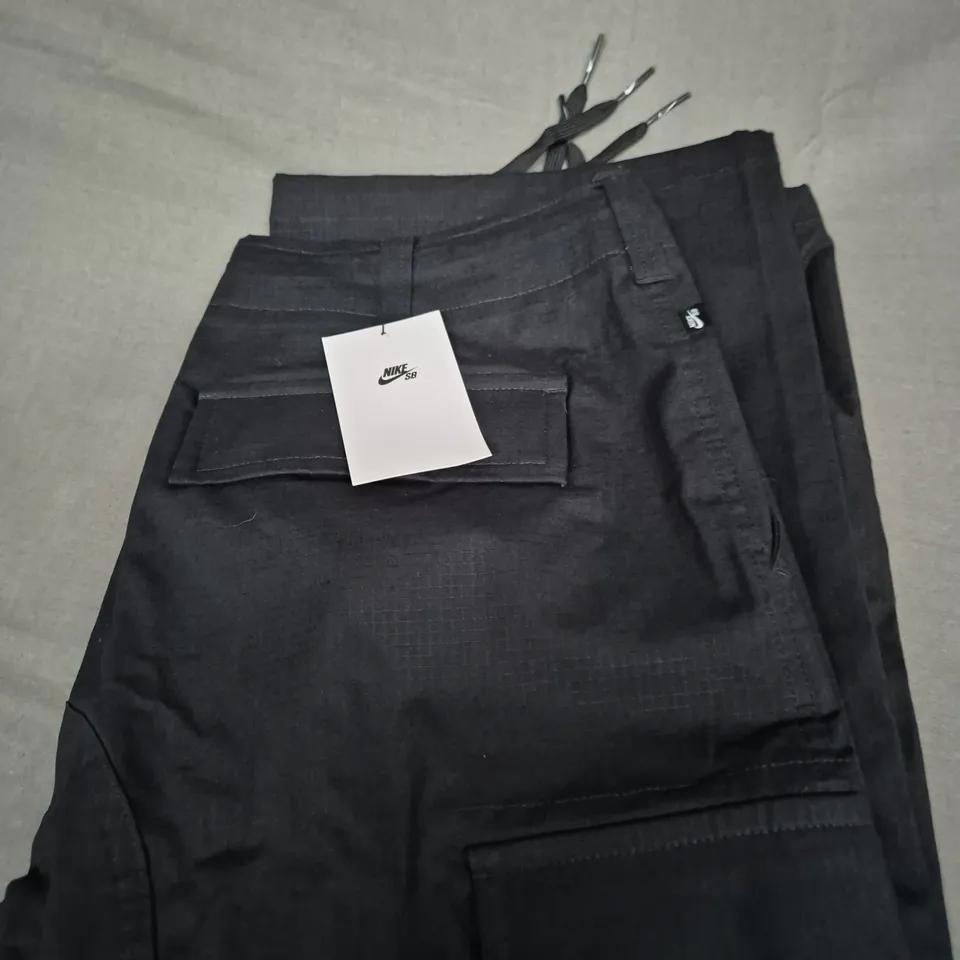 NIKE SB SKATEBOARDING TROUSERS SIZE W32