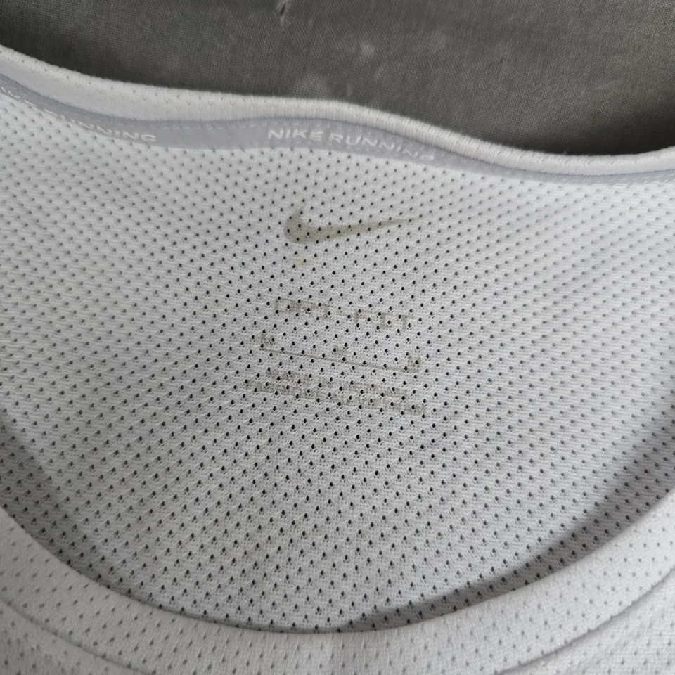 NIKE RUNNING T-SHIRT – LIGHT GREY MESH, CHEST LOGO - MEDIUM
