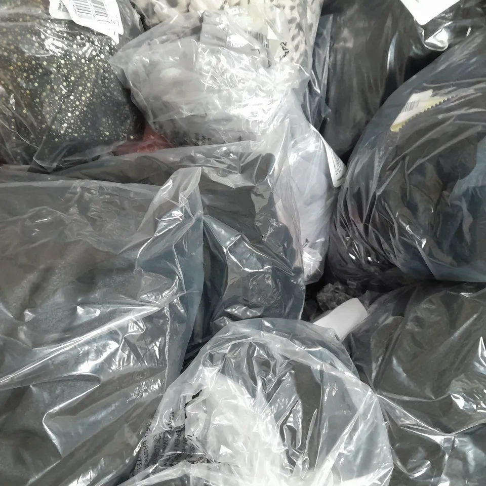 BOX OF APPROXIMATELY 15 ASSORTED CLOTHING AND FASHION ITEMS IN VARIOUS STYLES, SIZES, AND COLOURS - COLLECTION ONLY