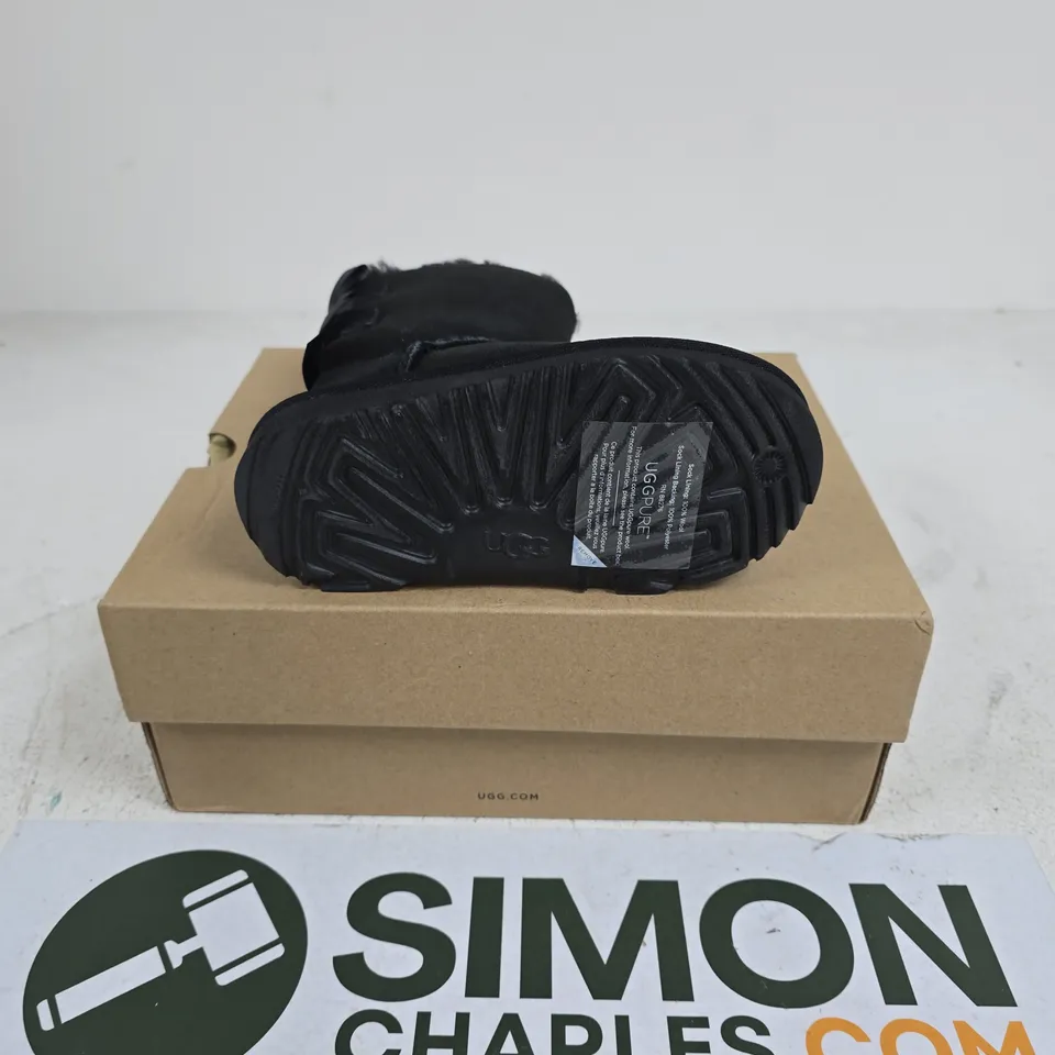 BOXED PAIR OF UGG CHILDRENS T BAILEY BOW II BOOTS IN BLACK - UK 8