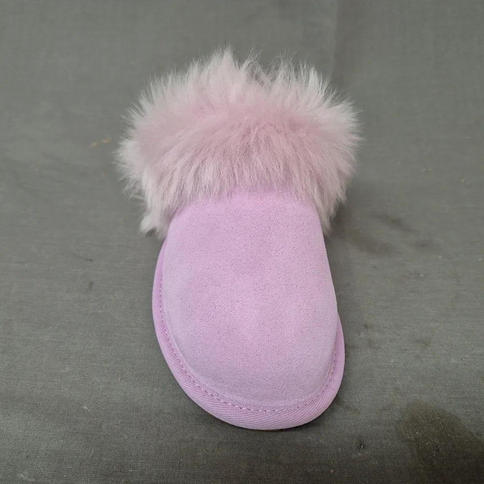 BOXED PAIR OF UGG SLIPPERS IN PINK UK SIZE 4