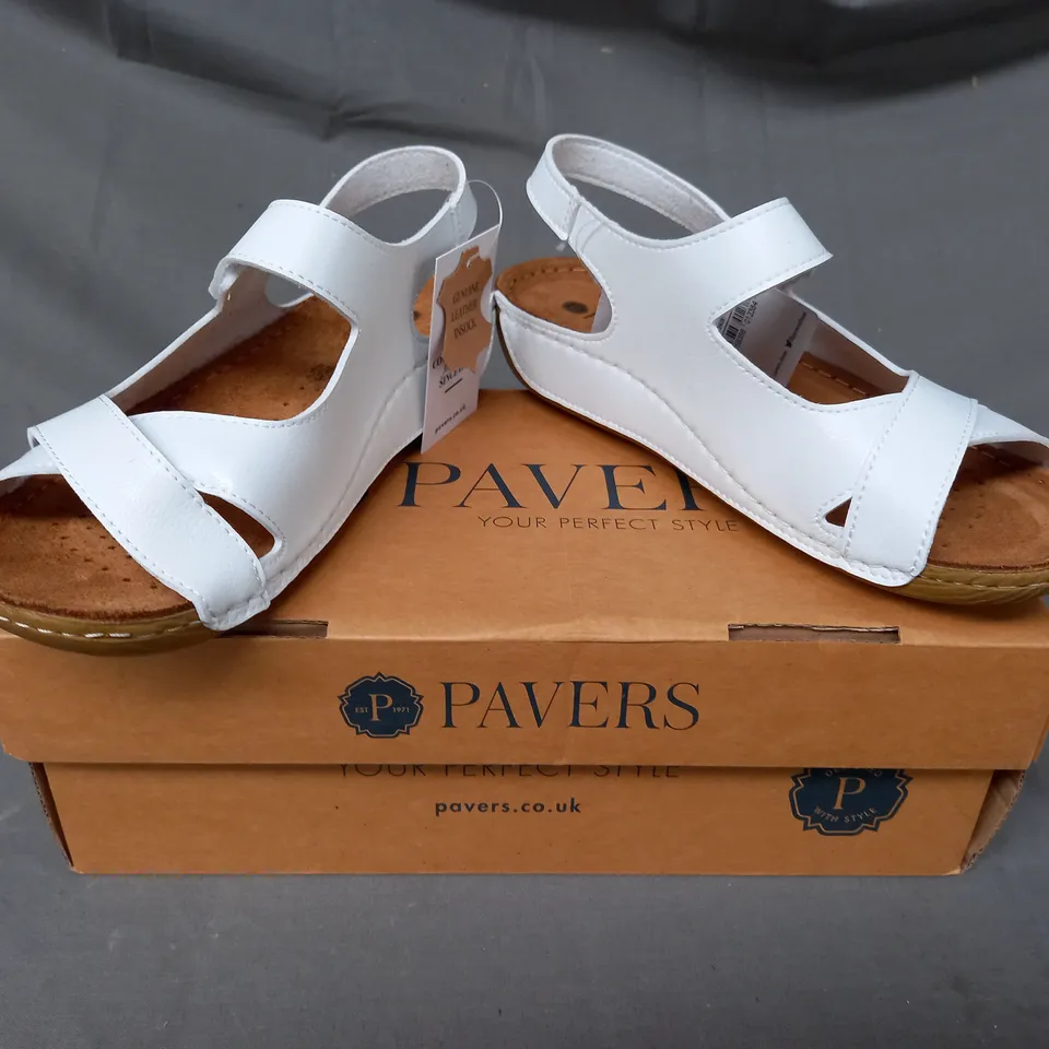 BOXED PAIR OF PAVERS OPEN TOE SANDALS IN WHITE EU SIZE 35