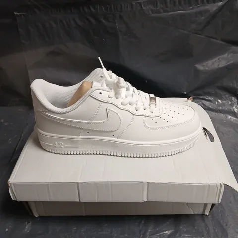 NIKE AIR FORCE 1 LOW WHITE SNEAKERS 7.5