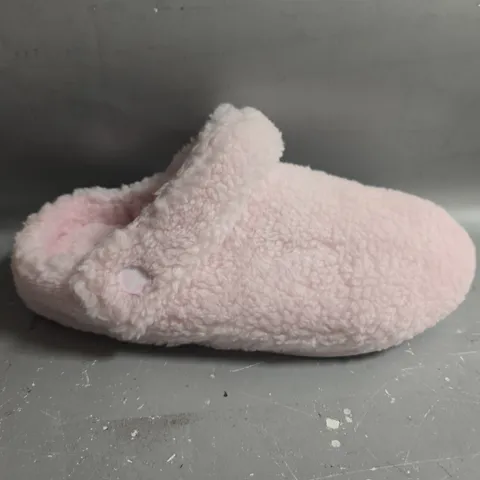 UNBOXED PAIR OF CROCS CLASSIC COZZZY SLIPPERS IN PINK - UK M5/W6