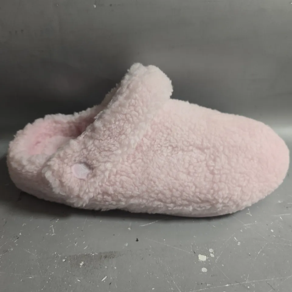 UNBOXED PAIR OF CROCS CLASSIC COZZZY SLIPPERS IN PINK - UK M5/W6