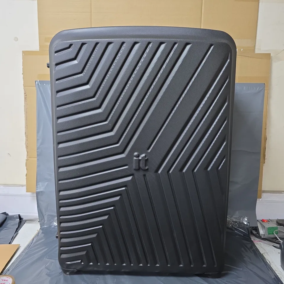 IT LUGGAGE CONVERTIBLE BLACK XXL SUITCASE