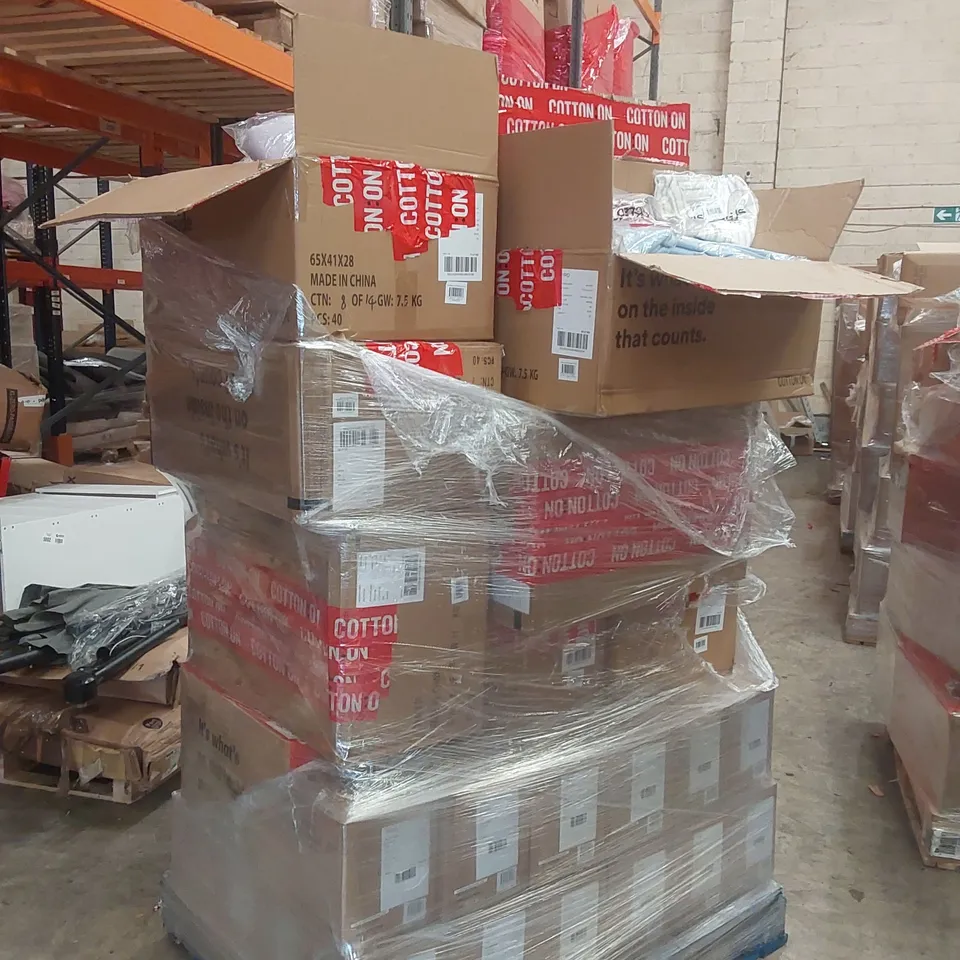 PALLET CONTAINING A VERY LARGE QUANTITY OF BRAND NEW TYPO SCENTED CANDLES AND ASSORTED BRAND NEW CLOTHING INCLUDING: JUMPERS, BIKINIS, HAT, SHIRTS, SOCKS ECT