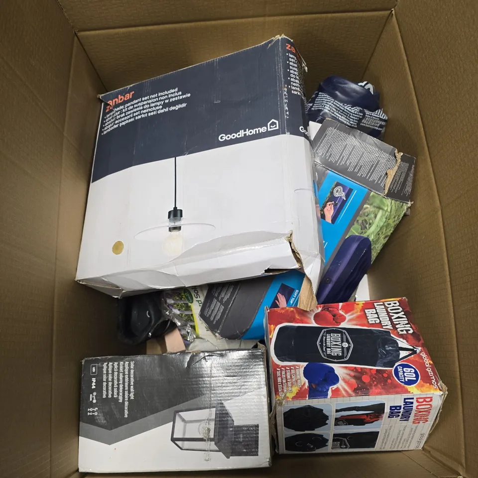 BOX OF APPROXIMATELY 12 ASSORTED ITEMS TO INCLUDE SOLAR DECORATIVE WALL LIGHT, BOXING LAUNDRY BAG, ZANBAR LAMPSHADE ETC