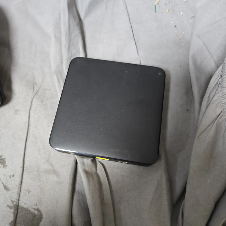 APPROXIMATELY 10 ASSORTED ELECTRICAL ITEMS INCLUDING BT ROUTER AND EE ROUTER 