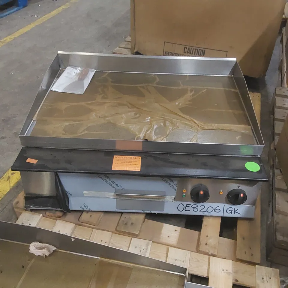 LINCAT OE8206/GK ELECTRIC COUNTERTOP MACHINED STEEL FLAT PLATE GRIDDLE