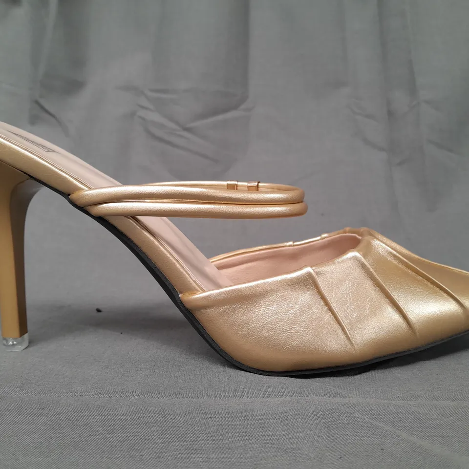 BOXED PAIR OF DESIGNER CLOSED TOE HEELED SHOES IN GOLD EU SIZE 42